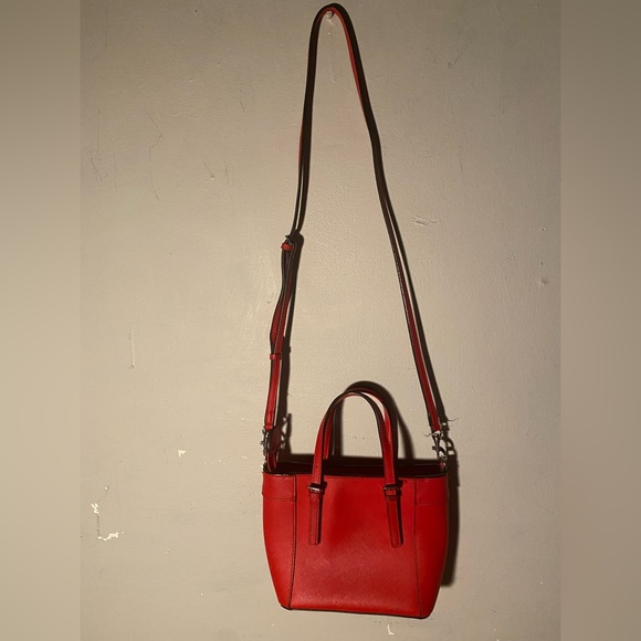 Guess - Picture 2 of 8